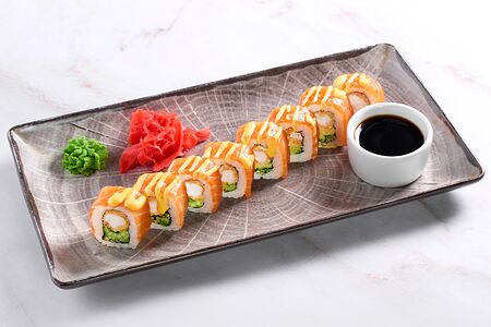 Ролл с лососем и манго