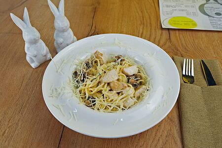 Паста с курицей и грибами