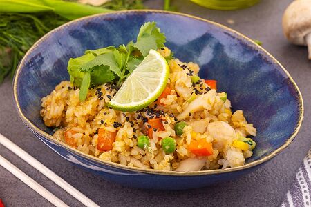 Тайский рис с цыпленком и кунжутом