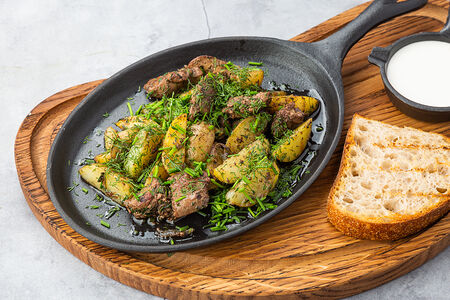 Куриная печень с жареным картофелем и зеленью