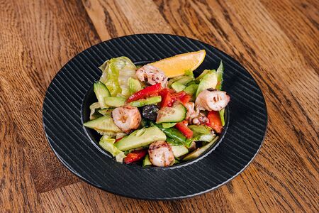 Салат с осьминогом