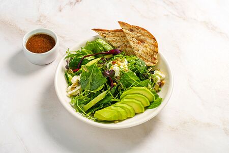 Салат с авокадо и страчателлой