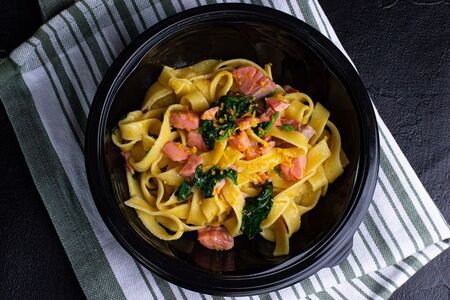 Паста с форелью и шпинатом