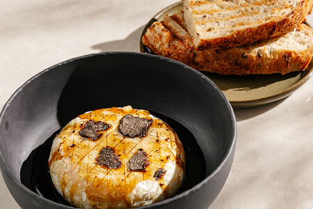 Запеченный бри с черным трюфелем и солодовым соусом