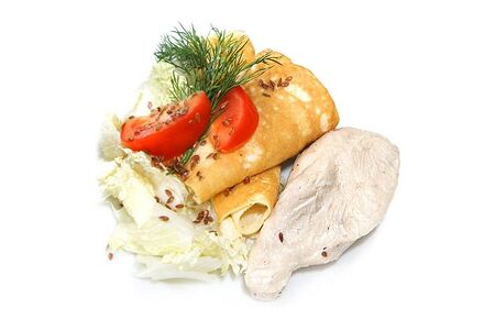 Филе куриное отварное с омлетом и овощами