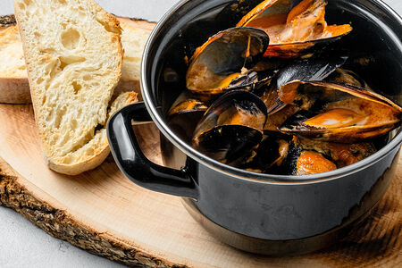 Черноморские мидии, тайский соус с пряными травами