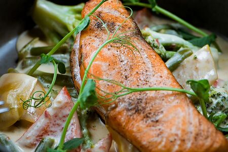 Стейк из семги с брокколи и соусом биск