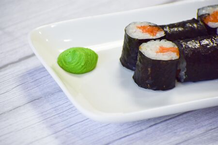 Мини-ролл с лососем