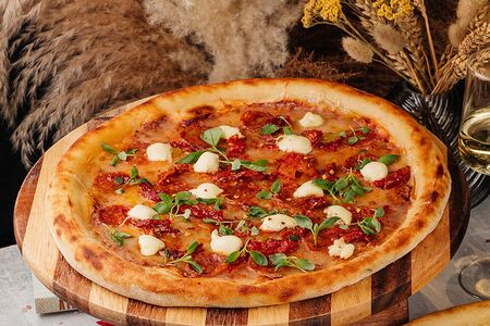 Пицца с чоризо и вялеными томатами 