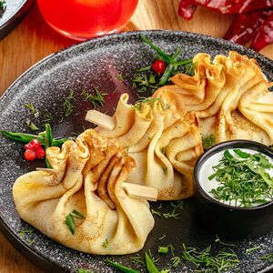 Блинчики с куриным жюльеном с фирменным соусом