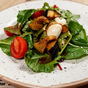 Салат с баклажанами в кисло-сладком соусе, творожным сыром и помидорами черри