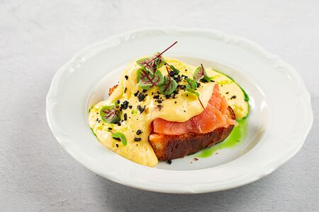 Бенедикт на бриоши с лососем и яйцом пашот