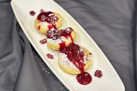 Сырники с вишневым конфитюром 