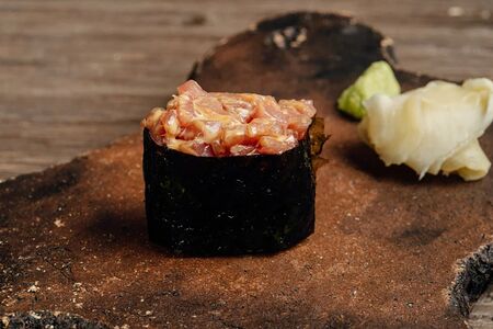 Суши спайси Лосось