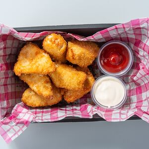 7 домашних наггетсов с кетчупом и чесночным соусом