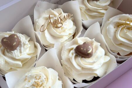 6 капкейков с Люблю с розовыми сердечками 