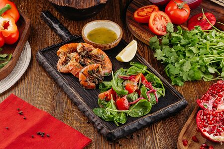 Шашлык из красных креветок