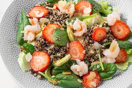 Салат с креветками и клубникой