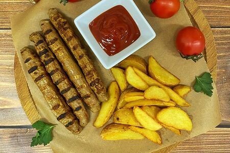 Колбаски гриль с картофелем по-деревенски