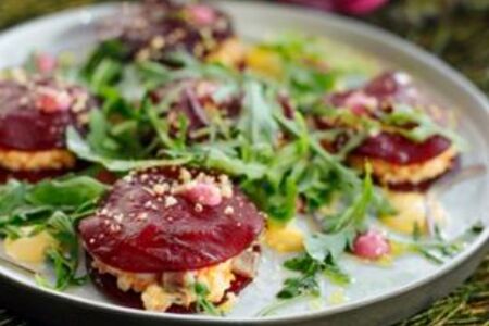 Печеная свекла с бочковой сельдью и соусом манго