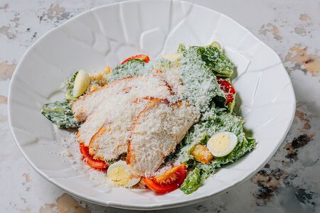 Салат Цезарь с курицей