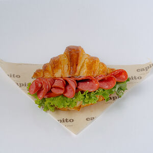 Круассан с колбасой