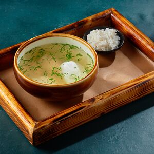 Куриный бульон с яйцом пашот