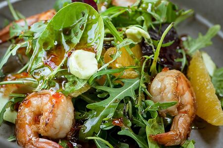 Салат с креветками и авокадо