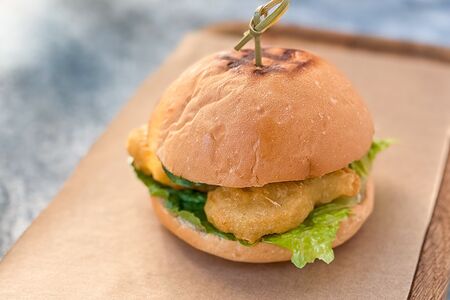 Мини-бургер с куриными наггетсами