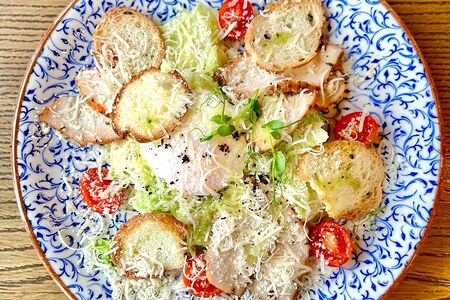 Салат Цезарь с пряной грудкой Су-вид и яйцом пашот