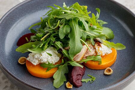 Салат с копченой уткой, медовой тыквой и рикоттой