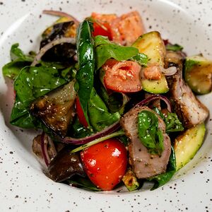 Мангал-салат с печеными овощами и мясом на гриле
