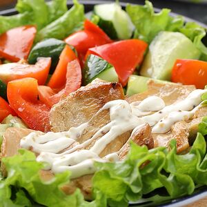 Салат с цыпленком и горчичным соусом