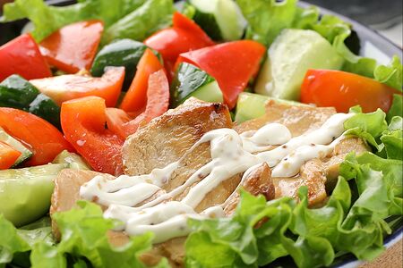 Салат с цыпленком и горчичным соусом