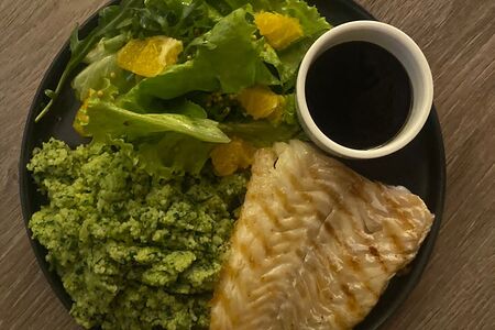 Филе палтуса с кускусом, шпинатом и овощным салатом