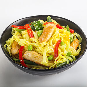 Рисовая лапша с курицей в соусе карри