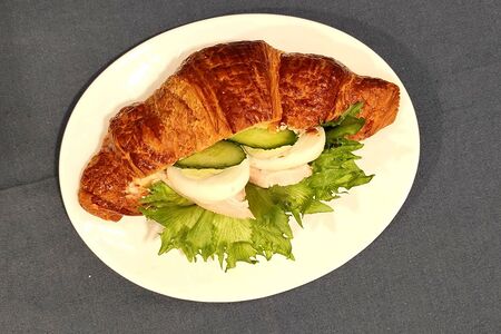 Круассан с курицей