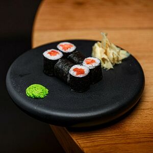 Маки с лососем