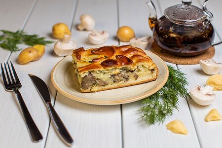 С картофелем, грибами и сыром Половина пирога