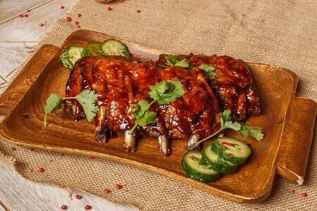 Свиные ребра с битыми огурцами