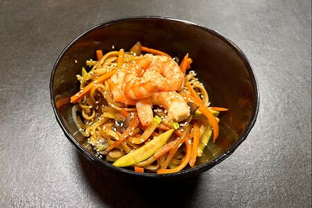 Лапша с тигровыми креветками и терияки . 