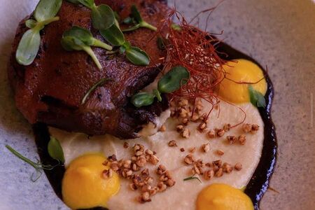 Утиная ножка конфи с кремом из сельдерея