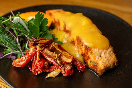 Стейк из семги под апельсиновым соусом с вялеными томатами