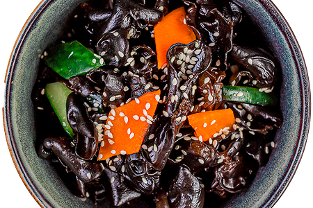 Древесные грибы с овощами