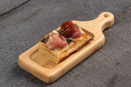 С вяленой ветчиной