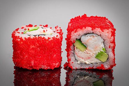 Ролл Калифорния с креветкой и крабом классическая