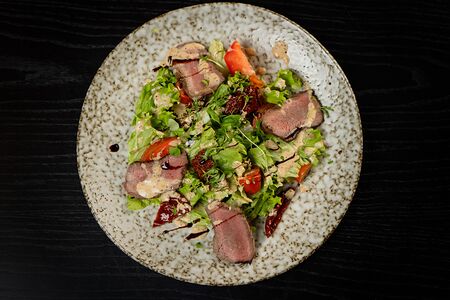 Салат с ростбифом под кунжутной заправкой