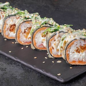 Жареный Ролл с лососем и чуккой