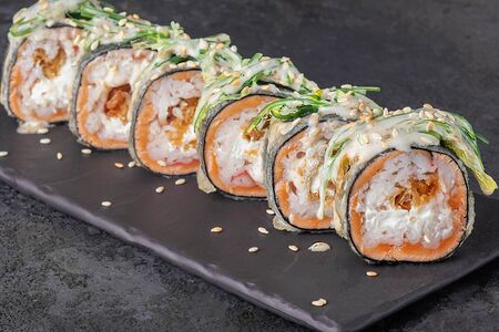 Жареный Ролл с лососем и чуккой