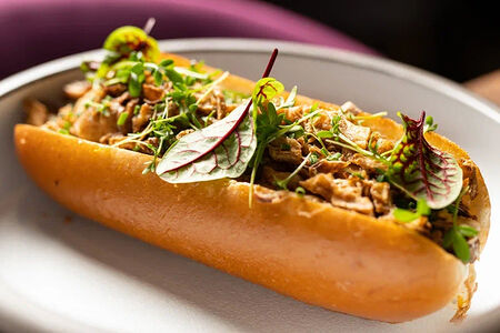 Хот-дог с разварной свининой